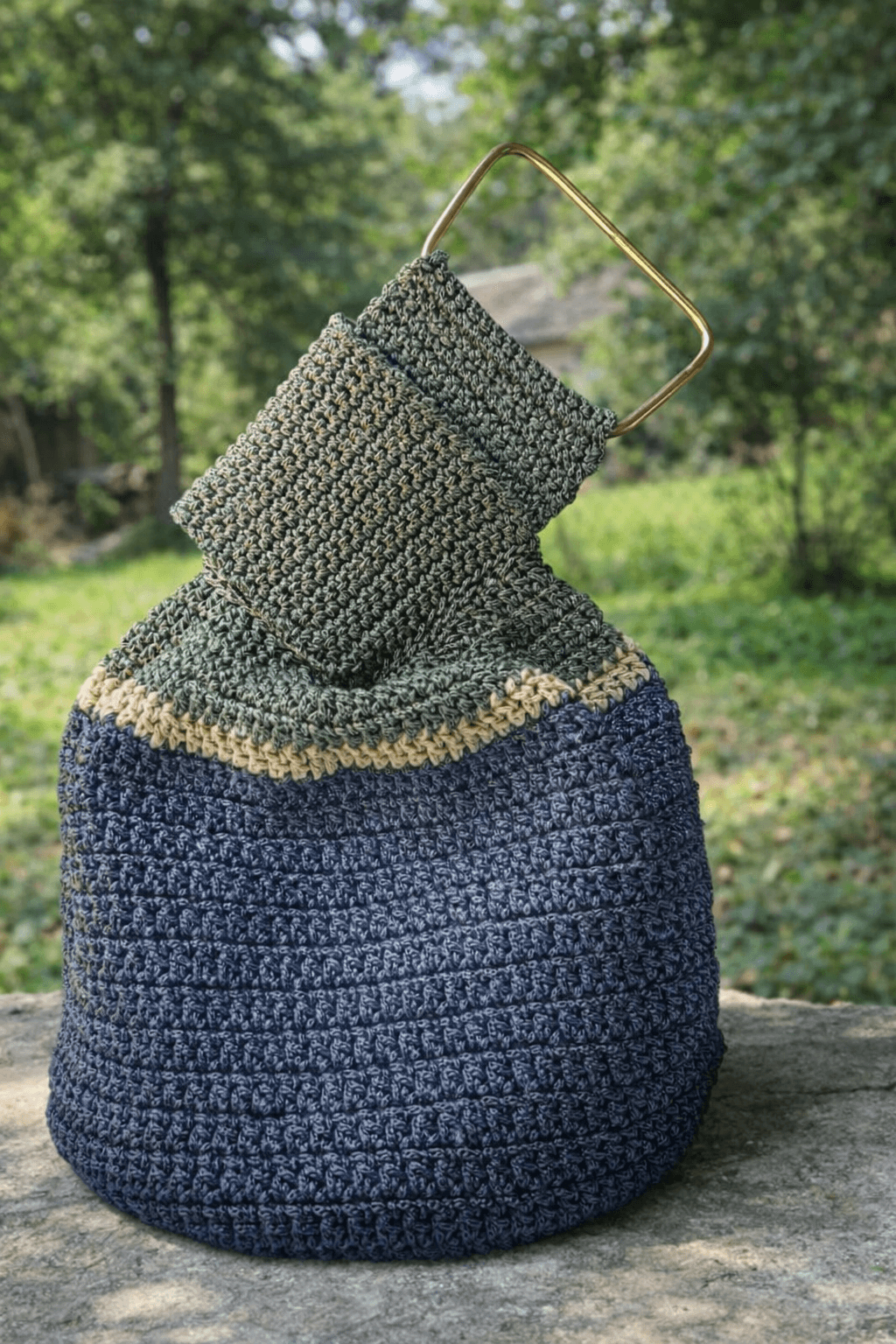 Élan Aurelia detail highlighted on the handbag surface.